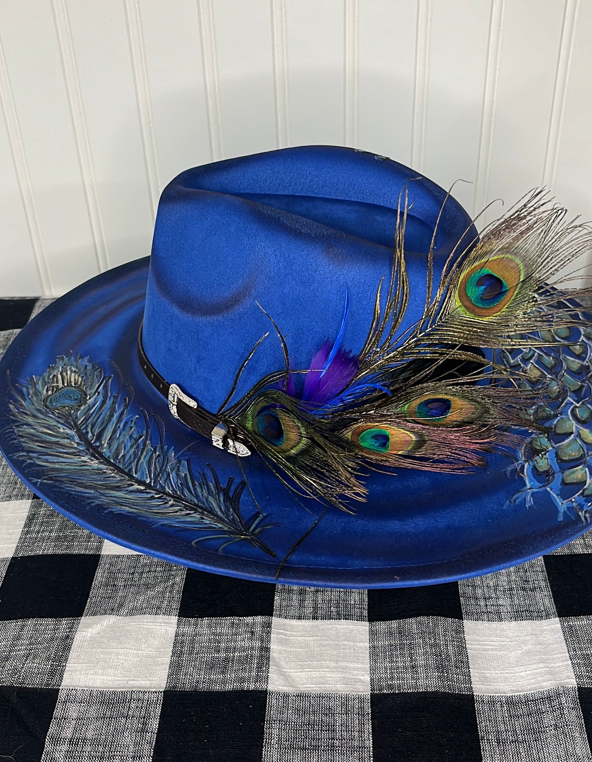 Faux fur hat 2024 with brim and peacock feathers